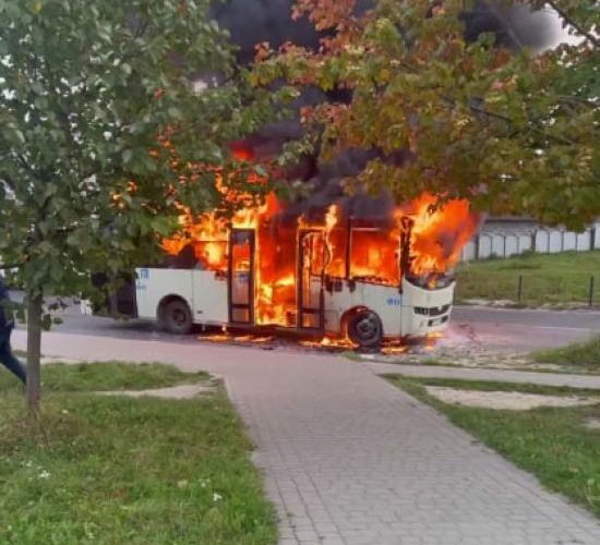 Вогонь охопив салон за лічені секунди: у Львові спалахнув автобус з пасажирами (відео)