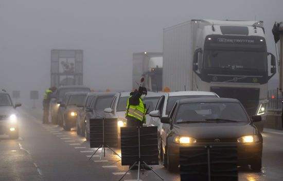 На одному з українських кордонів заблоковано рух транспорту: що відомо 