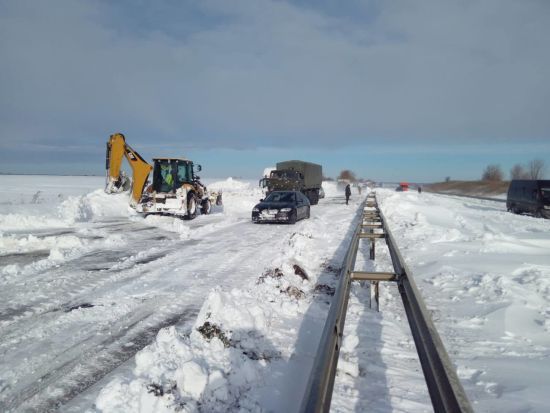 Сніговий апокаліпсис на Одещині: в ОВА повідомили про рятувальні операції та розчищення доріг (фото)