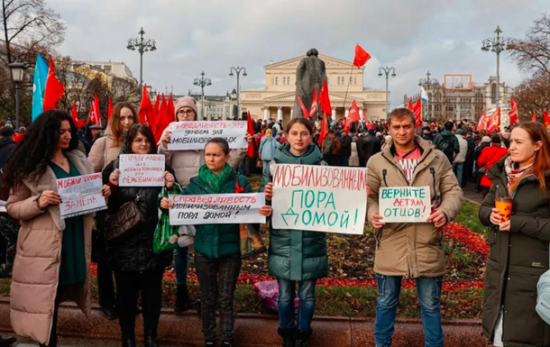 “Vєрнітє мужа, я Zа***лась”: у Росії жінки вимагають повернути чоловіків з України – огляд новин