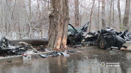 Смертельна ДТП у Чернівцях: розбита автівка та троє загиблих хлопців (фото)