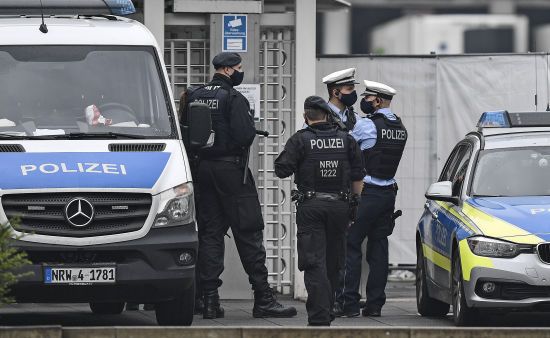 Поліцейський обмастив фарбою екоактивістів у Берліні: чим усе закінчилося