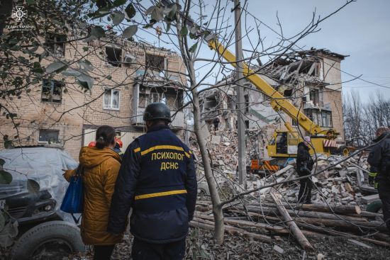 Удар окупантів по багатоповерхівці на Донеччині: з-під завалів дістали ще одне тіло (фото)