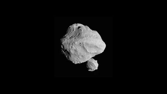 До Землі мчать 5 небезпечних астероїдів і зелена комета: коли очікувати наближення 