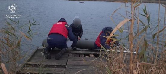 Пліт заплутався у рослинності: на Кіровоградщині надзвичайники врятували на воді 11-річного хлопчика (фото)