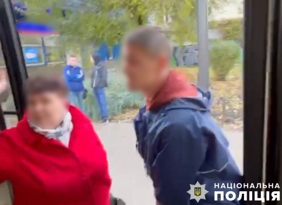 В Києві чоловік не випускав із маршрутки жінку з дитячим візочком: як його покарали