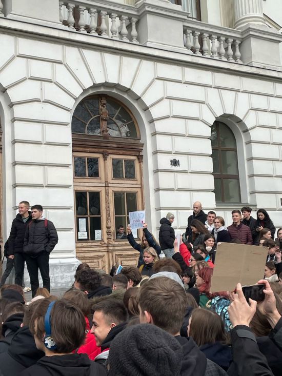 Скандал з Фаріон: у Львові студенти вийшли на мітинг проти викладачки – фото, відео