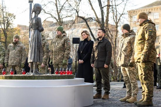 Володимир та Олена Зеленські вшанували жертв Голодомору – фото