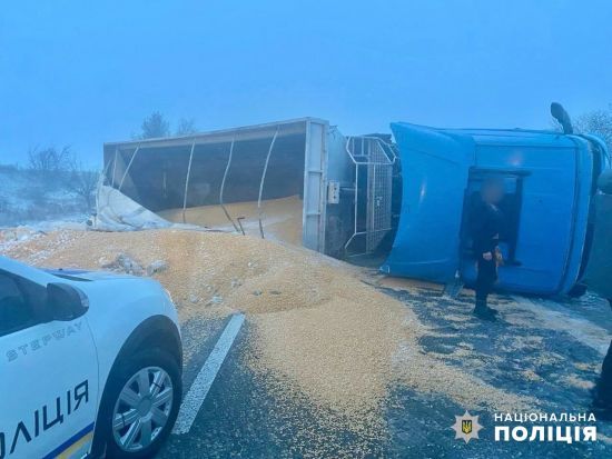 На трасах Одещини снігопад спричинив низку ДТП, є постраждалі – фото