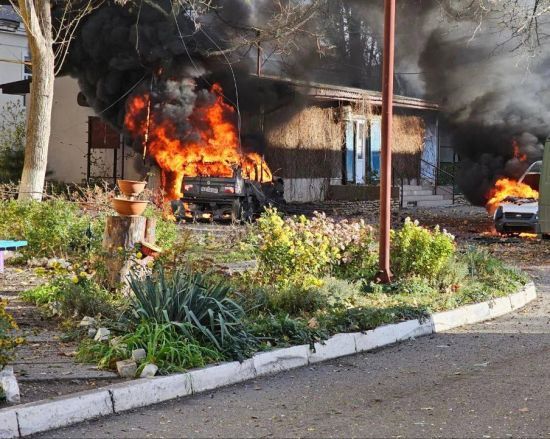 Окупанти вдарили по лікарні та центру Херсона: дві людини загинули, є поранені – фото