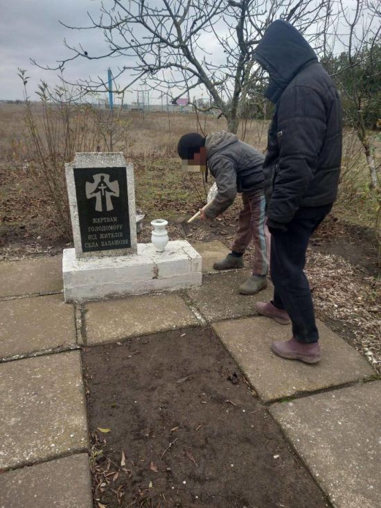 На Херсонщині росіяни зносять пам’ятники жертвам Голодомору – фото