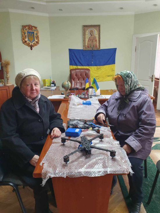 На Франківщині дві пенсіонерки придбали дрони для ЗСУ – гроші відкладали з пенсії (фото)