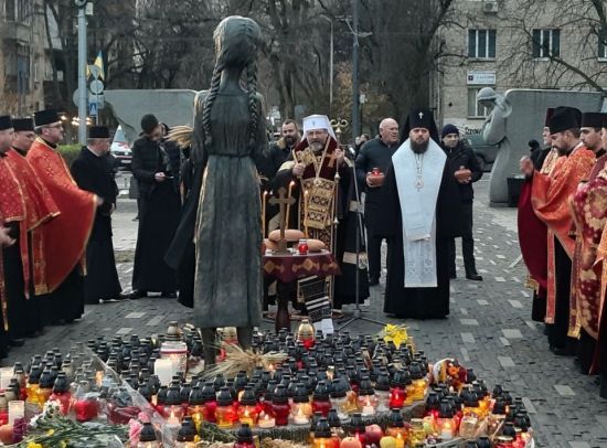 Діти кладуть цукерки, дорослі плачуть: як в Києві вшановують пам’ять жертв голодоморів (фото, відео)