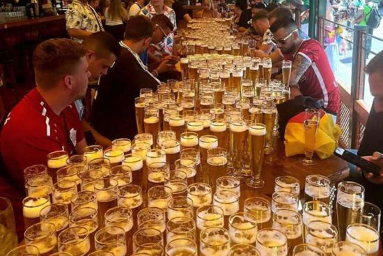 Новий алкогольний рекорд: туристи випили 1254 пляшки пива за 2,5 години (фото)