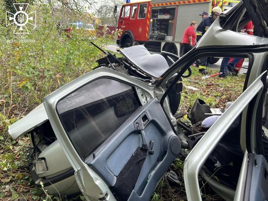 Від автівки залишився брухт: на Львівщині 17-річний водій відправив на той світ товариша (фото)