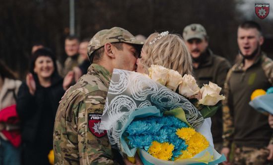 Весілля на фронті: боєць бригади “Лють” побрався з нареченою (фото та відео)