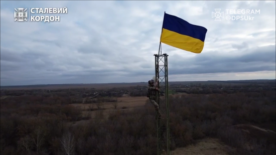 Українські прикордонники підняли синьо-жовтий стяг просто під носом росіян: відео