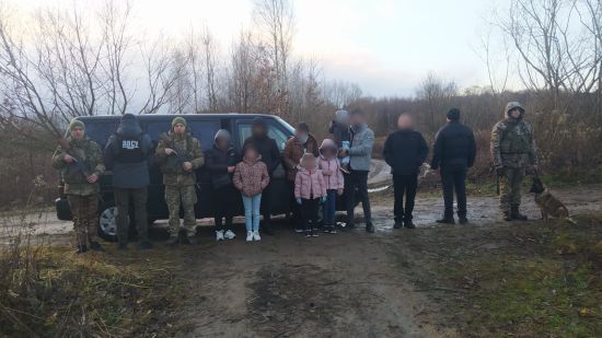 На Львівщині затримали громадян Іраку, які хотіли потрапити до ЄС, серед них – діти (фото)