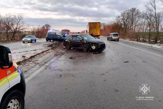 На Дніпропетровщині зіткнулося 6 авто: що відомо про постраждалих