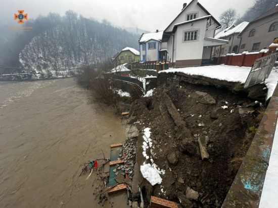 На Закарпатті вода вийшла з берегів річок: затопило дороги та будинки