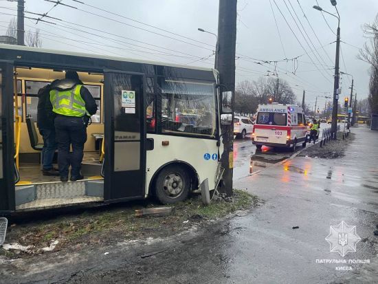 У Києві на Подолі маршрутка з пасажирами влетіла в електроопору: є травмовані (фото)