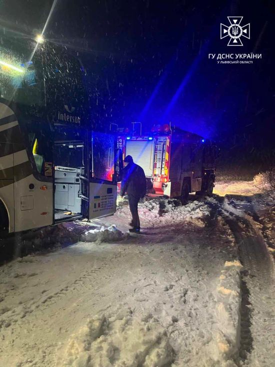 На Львівщині посеред ночі у сніговій пастці застряг автобус із 60 дітьми