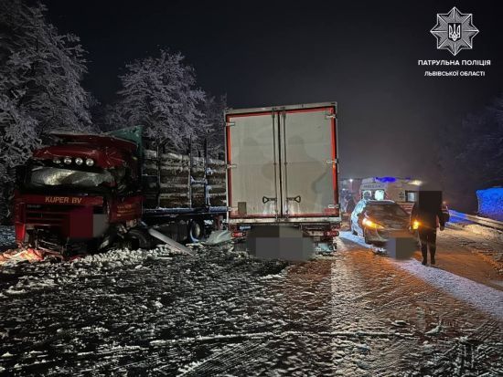 На трасі Київ-Чоп зіткнулися вантажівка та легкове авто: є постраждалі