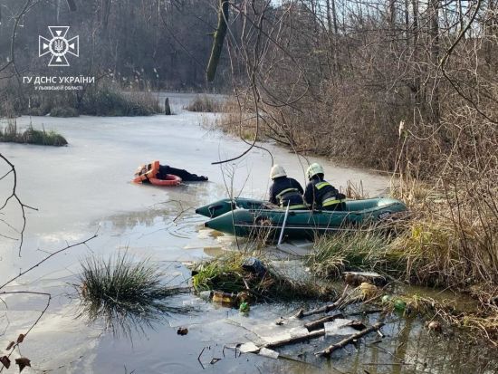 Тонка крига ламалась під ногами: на Львівщині з озера рятували дівчинку (фото)