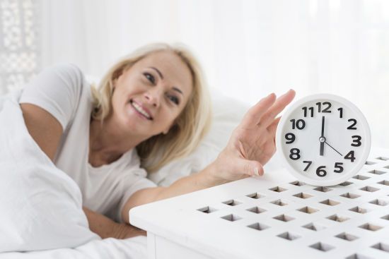 О котрій годині потрібно прокидатися, щоб уповільнити старіння: поради лікарів