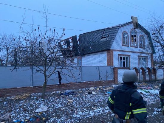 Ракетна атака по Харківщині: з-під завалів будинку дістали двох чоловіків