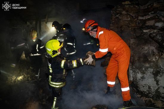 Удар “Шахедами” по одеському будинку: кадри з місця трагедії