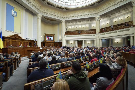 Нові елітні автівки та нерухомість за мільйони: що придбали нардепи під час війни