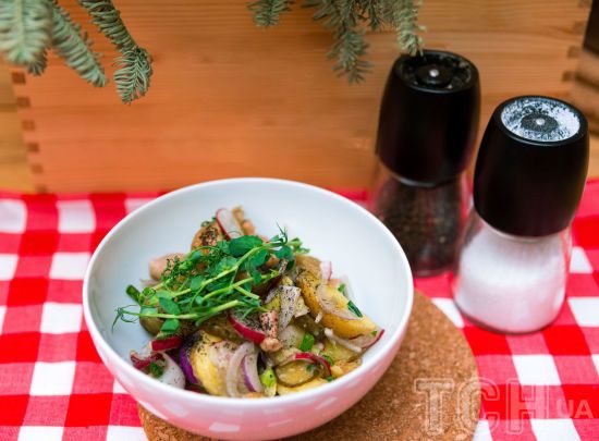 Картопляний салат з маринованими огірками та грибами