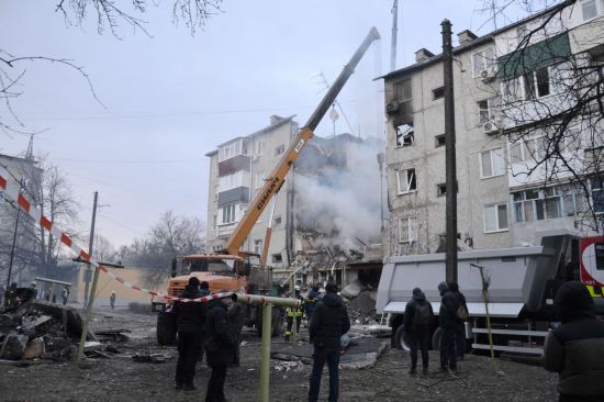 Удар БпЛА по багатоповерхівці в Сумах: зросла кількість постраждалих