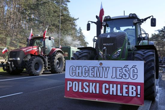 Блокада кордону в Польщі: фермери не пропускають автобуси, а влада йде на поступки