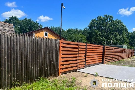 У Києві чоловік захопив землю у ландшафтному заказнику “Жуків острів” і звів там будинок: що йому загрожує (фото)