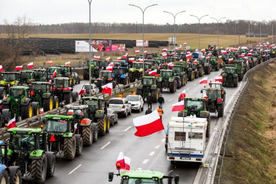 У Варшаві фермери влаштували масову акцію протесту перед офісом прем’єра: з собою у них антиукраїнська символіка