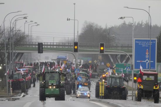 Фермери влаштують “апокаліпсис” на дорогах Польщі: оголошено сотні акцій протесту по всій країні — мапа