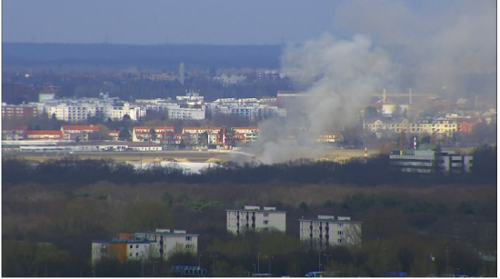 В Берліні загорівся табір для біженців (фото масштабної пожежі)