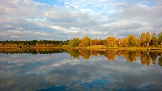 Чоловік знайшов сотні цінних речей і прикрас на дні озера – фото