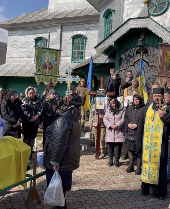 Скандал на Буковині: священник УПЦ МП не дозволив відспівати у храмі загиблого воїна