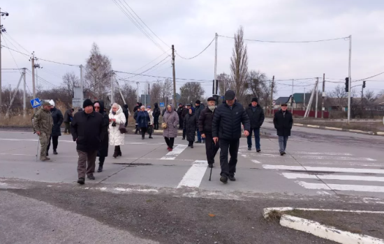 На Житомирщині пенсіонери-чорнобильці вийшли на протест і перекрили трасу – що вимагають (фото)