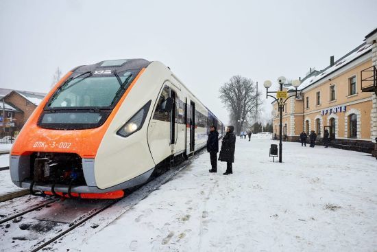 “Укрзалізниця” попередила про затримку низки потягів через атаку РФ по Україні: подробиці