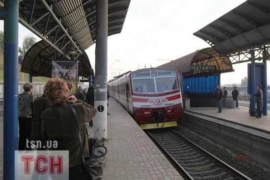 У Києві під колесами міської електрички загинула жінка – подробиці