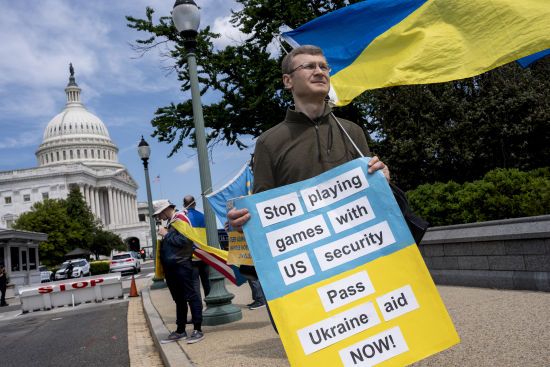 “Рятувальний круг” для України: як надовго вистачить нової допомоги від США  – Reuters