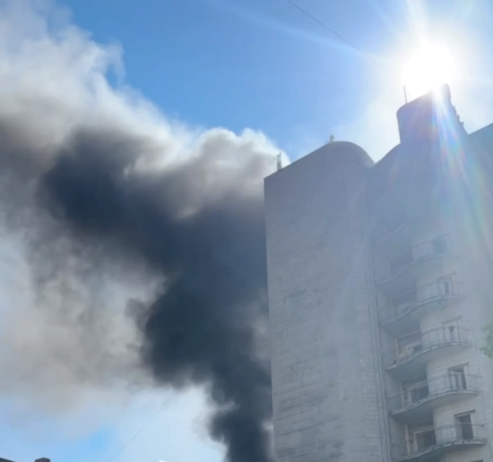 У Дарницькому районі Києва спалахнула сильна пожежа – подробиці від ДСНС (відео)