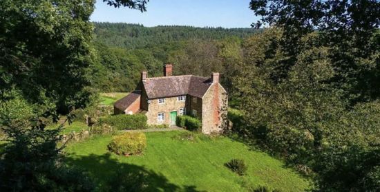 В Англії продають покинутий 400-річний будинок: що чекає на покупців