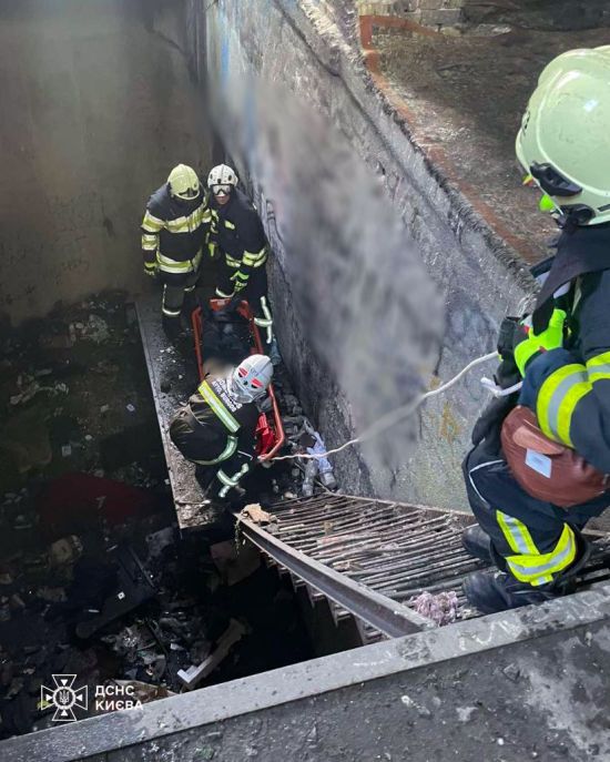 У Києві чоловіка дістали з 8-метрової ями: подробиці інциденту, фото