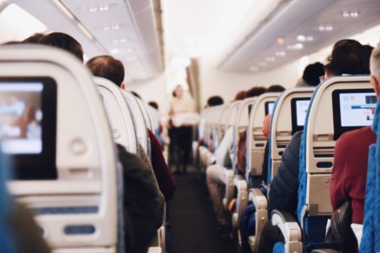 Пасажира, який зірвав рейс, зобов’язали виплатити авіакомпанії понад $20 000: що він утнув