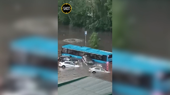 Москву затопило: на вулицях автівки тонуть у воді (відео)